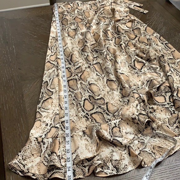 Lulu’s tan silky snakeskin print ruffled skirt Size XS - Picture 17 of 17
